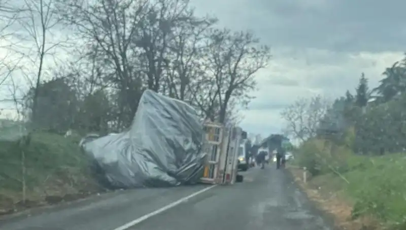 Tekirdağ'da Saman Yüklü TIR Devrildi: Olayda 1 Kişi Yaralandı