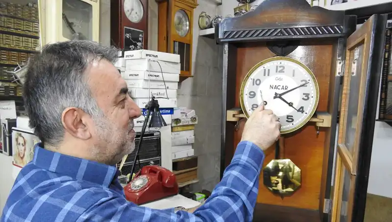 Küçük Dükkanının Büyüsü: Tarihi Saatleri Yeniden Hayata Döndürüyor