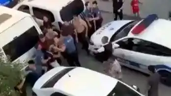 Sosyal Medya Kavgası Sokaklarda Büyüdü: 4 Yaralı, İki Polis Dumura Uğradı