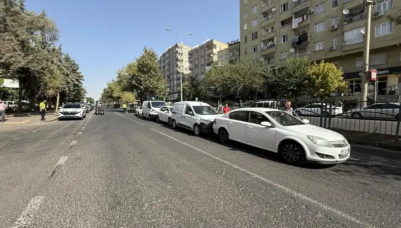 Diyarbakır'da Feci Kaza: 5 Araç Birbirine Girdi