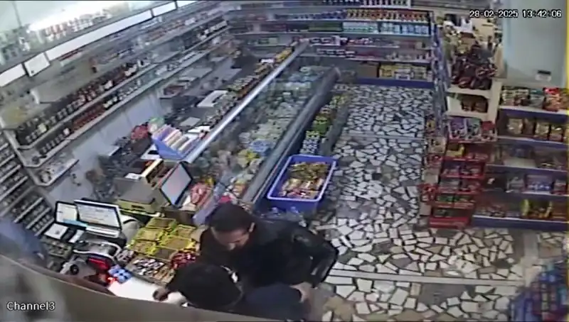 Cezaevi Firarisi Markette Bıçakla Dehşet Saçtı: O Anlar Kayıt Altına Alındı