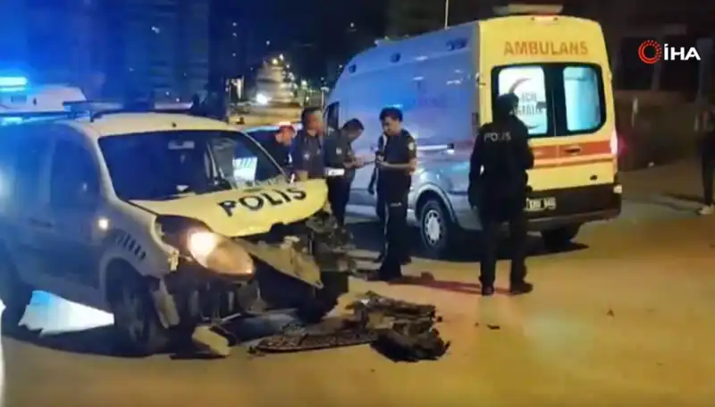 Ankara'da Trafik Kaosu: Hafif Ticari Araç ile Polis Aracının Çarpışması