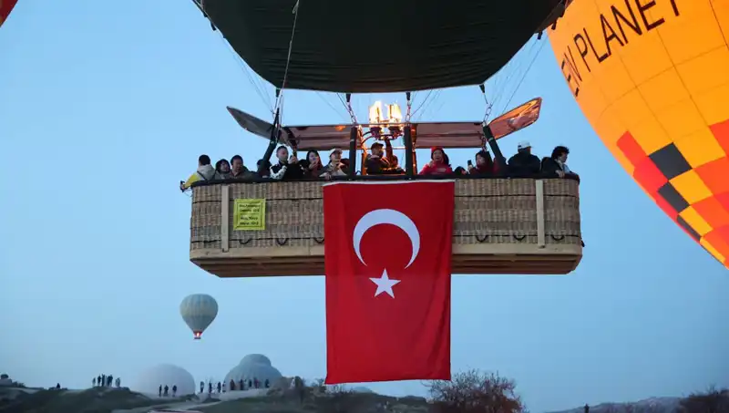 Kapadokya'da 23 Nisan Coşkusu: Balonlar Gökyüzünü Türk Bayraklarıyla Süslüyor
