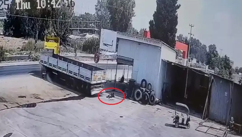 Tamirhanede Feci Kaza: 16 Yaşındaki Çocuk İşçi TIR'ın Altında Can Verdi