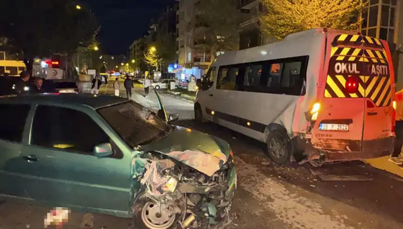 Otomobil Servis Minibüsüne Çarpınca 6 Kişi Yaralandı: Kaza Anı Anbean Kayıt Altına Alındı
