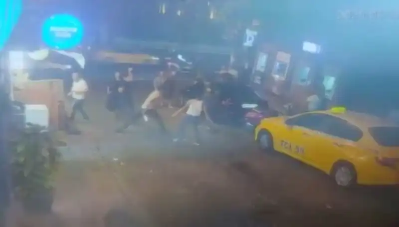 Beyoğlu'nda Akşam Yemeği Kavgası: Laf Atma Nedeniyle Kan Aktı