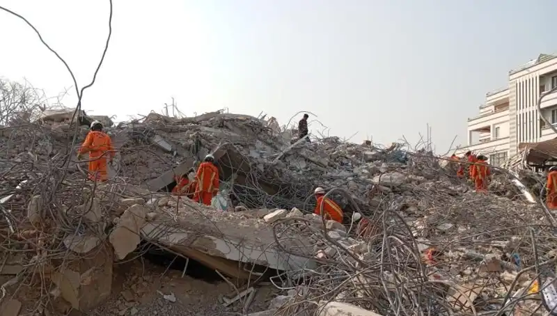 Türk Ekiplerinin Myanmar Kurtarma Çabaları: 5 Gün Sonra İlk Başarı!