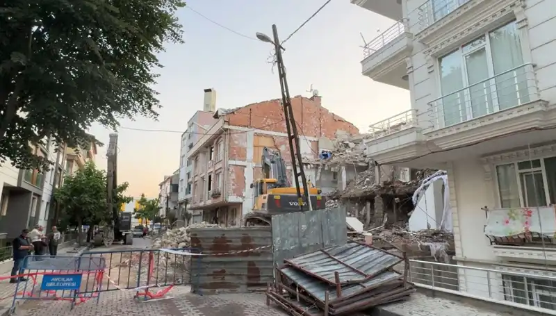 Yıkımın Ardından Gelen Karanlık: İki Sokak Elektriksiz Kaldı