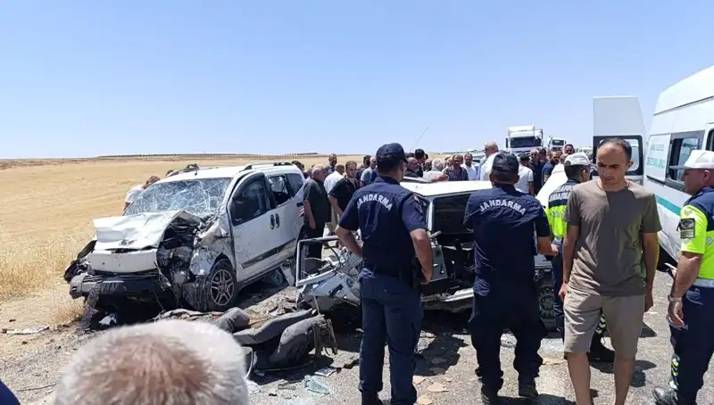 Otomobil ile Hafif Ticari Araç Çarpıştı: 4 Kişi Hayatını Kaybetti