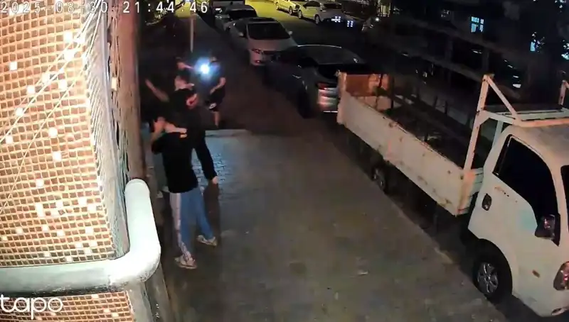 Abinin Selamı Var Diyerek Saldırdılar: Etek Giydirme Olayı