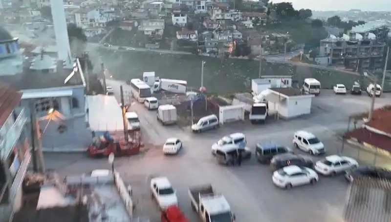 İzmir'de Tarihi Operasyon: 99 Yerlerde 133 Gözaltı Gerçekleşti!