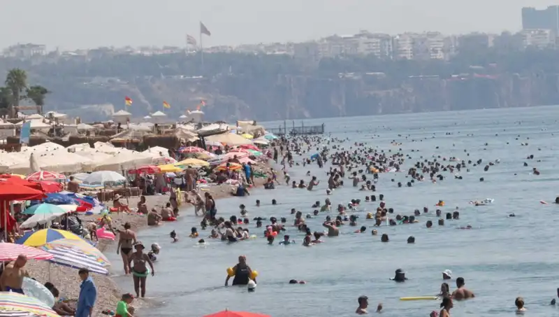 Antalya'da Denizin Sıcaklığı Rekor Kırıyor: Haziran Ayında Yaz Geldi!