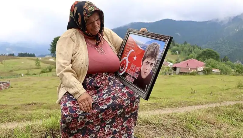 DEM Parti, Eren Bülbül'ün Annesine Özel Bayram Kutlaması Gerçekleştirdi