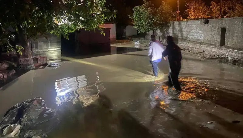 20 Dakikalık Şiddetli Yağış Sonrası Sel Felaketi: Evler Çöktü