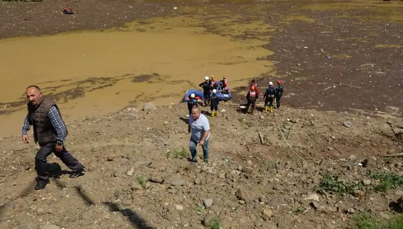 Trabzon'da Sel Felaketi: Evindeki Su ile Mücadele Eden Adam Hayatını Kayıp Etti