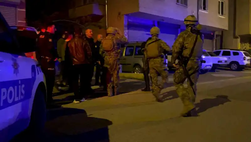 Balkondan Tüfekle Ateş Açan Şahıs, Polisin Gelmesiyle Eviyle Kendini Kilitledi
