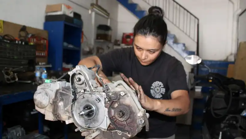 33 Yaşındaki Hayriye, Eşinin Yanında Motor Ustası Olmayı Başardı!
