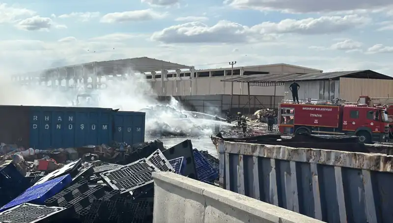 Aksaray'da Geri Dönüşüm Fabrikasında Korkutan Yangın: Sebepleri ve Sonuçları