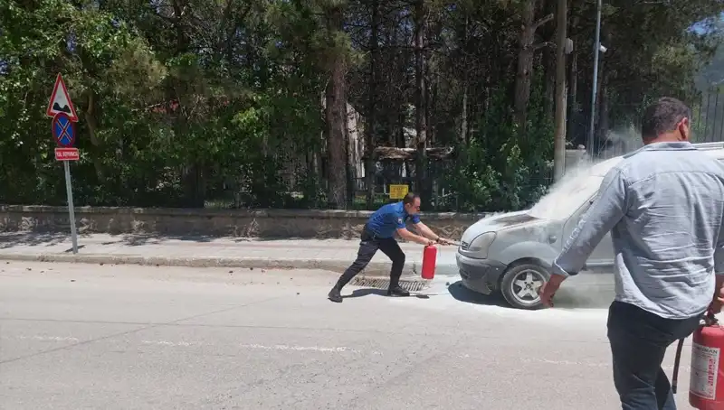 Emniyet Binası Önünde Alev Alan Araçta Korku Dolu Anlar Yaşandı