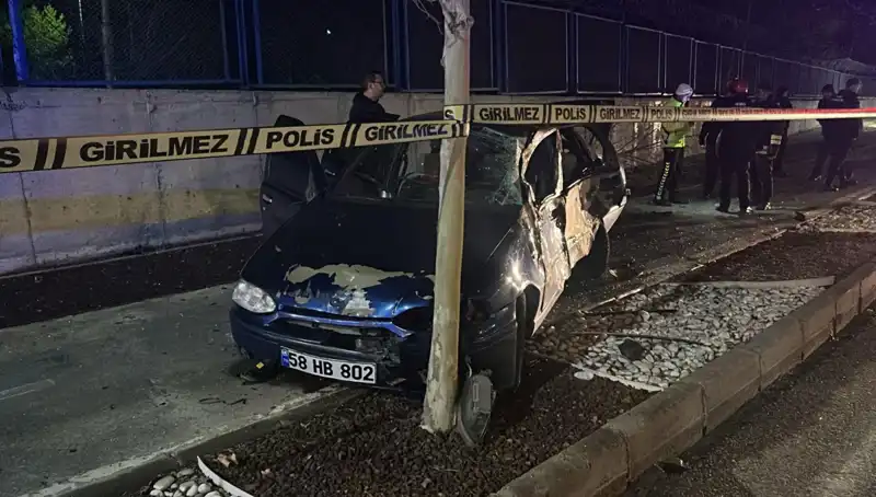 Sivas’ta Ağaca Çarpan Araçta Hayatını Kaybeden Genç, Kazanın Derecesini Gözler Önüne Serdi