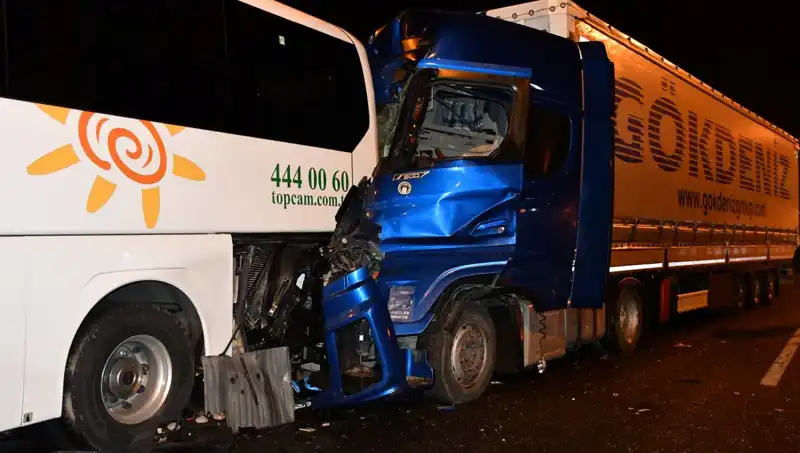 Tur Otobüsü Tırla Çarpıştı: 13 Kişi Yaralandı, Detaylar İçin Tıklayın!