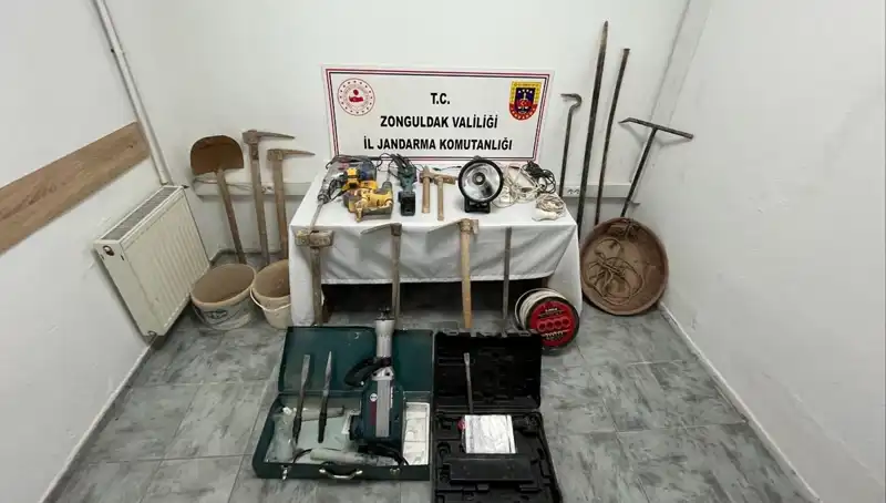 Çaycuma'da Kaçak Kazı Yaparken Yakalanan 5 Kişi Suçüstü