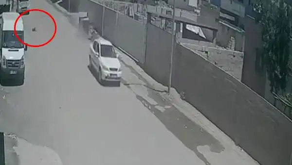 Otomobil Çocuğa Çarptı, Şoför Olay Yerinden Kaçtı!