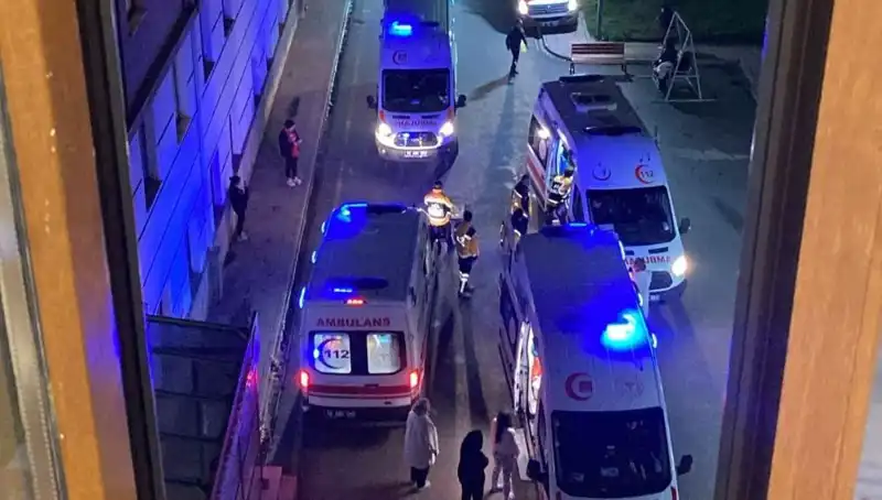 Akşam Yemeği İle Zehirlenen 53 Öğrenci Hastaneye Kaldırıldı
