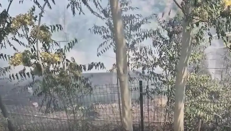 Sultangazi'de Otluk Alan Yangını: Gecekonduya Sıçrayan Alevler Korkuttu!