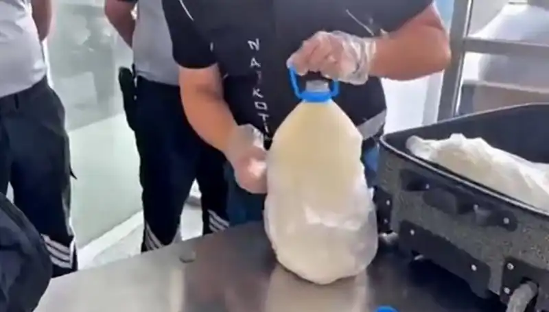 Havalimanında Şaşırtıcı Yakalama: Süt Şişesinde 12 Kilo 800 Gram Uyuşturucu
