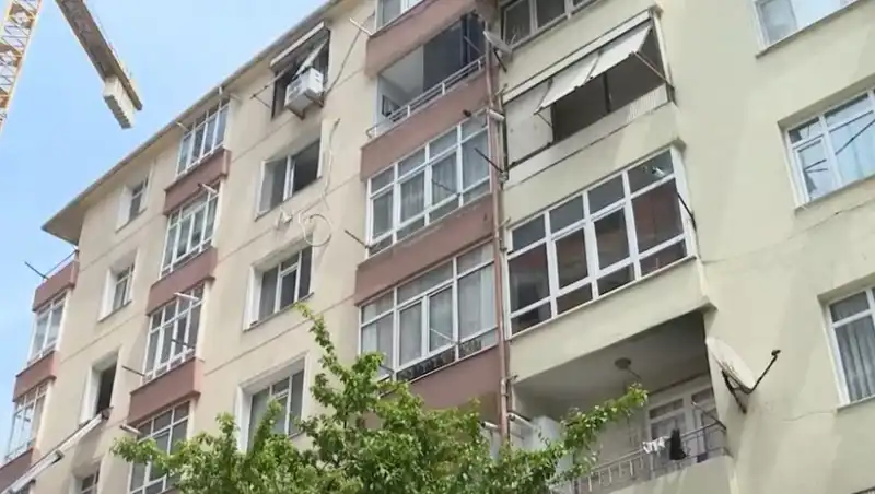 İstanbul'da Kolonları Patlayan Site: 96 Dairenin Tahliyesi Başlatıldı