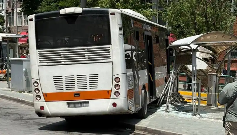 Belediye Otobüsü Tramvay Durağında Kaza Yaptı, Yaralılar Var!