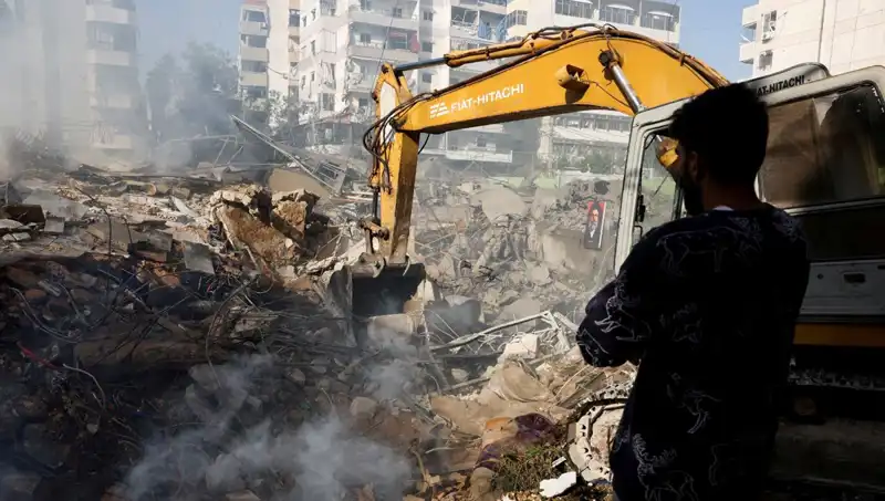 İsrail'in Lübnan Sınırındaki Bombardımanı: İş Makinesine Saldırı ve Yaralılar