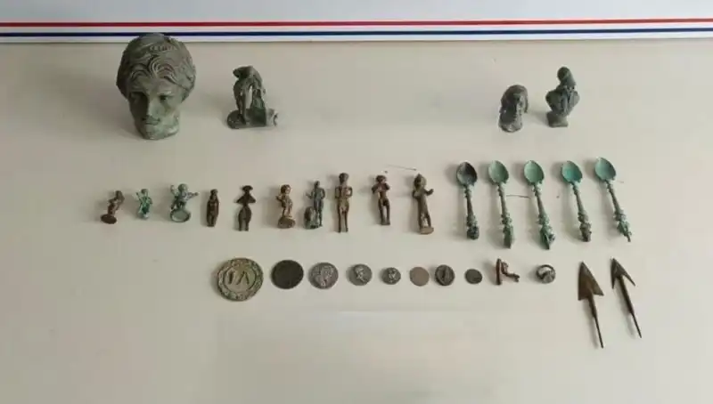Roma Dönemine Ait Tarihi Eserler, Gümrükte Ele Geçirildi