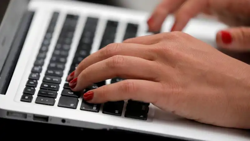 Laptop Mikrofonları Sizi Dinliyor Mu? Kapalıyken Bile Büyük Tehlike!