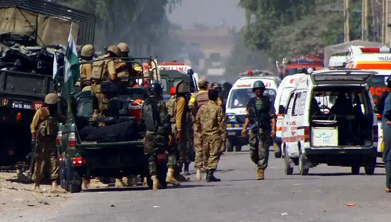 Pakistan'da Çığır Açan Bombalı Saldırı: Güvenlik Görevlileri Hedefte