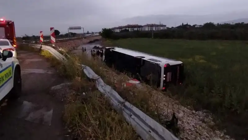 Manisa'da Yolcu Otobüsü Kaza Yaptı: Yaralı Sayısı Artıyor