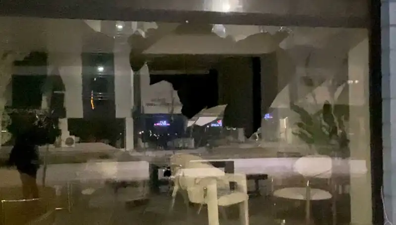Mobilya Mağazasına Taşlı Saldırı: Güvenlik Kamerası Kayıtları Olayı Aydınlatıyor