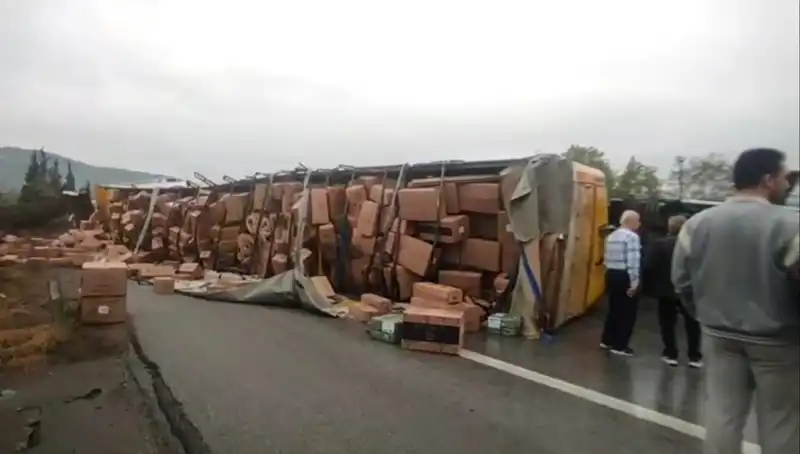 TEM Otoyolu’nda TIR Devrildi: Ankara Yönü Kapatıldı, Trafik Felç Oldu
