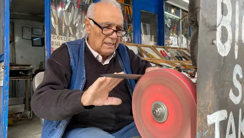 81 Yaşında Mesleğine Devam Eden Erhan Amca'nın Yaşam Hikayesi