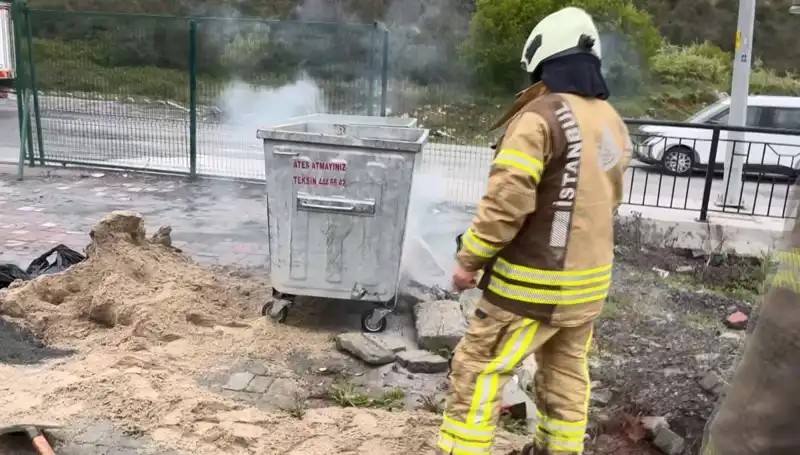 Başakşehir'de Çöp Konteynerinden Dumanlar Yükseldi, Panik Sırası!