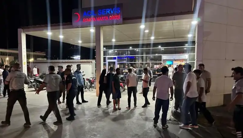 Acil Servis Önünde Tekme Tokat Kavga: Sağlık Çalışanları Araya Girdi