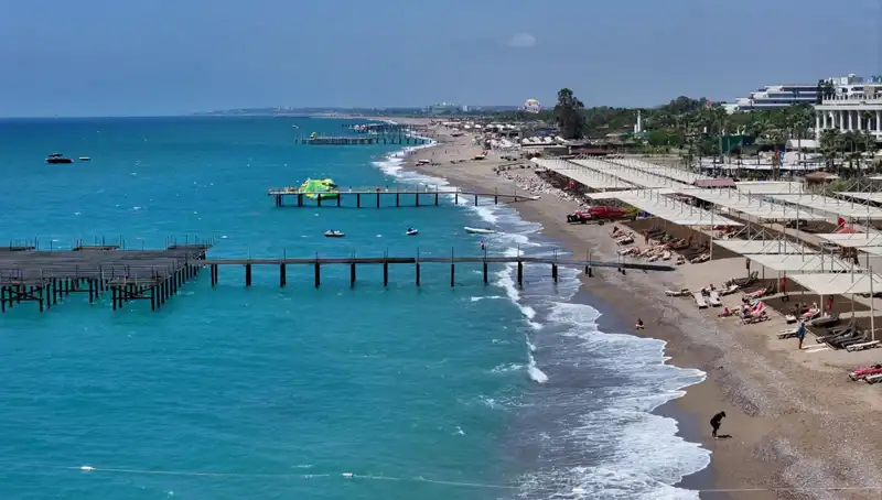 Antalya Sahillerinde Güneşli Hava, Tatilcileri Etkiliyor!