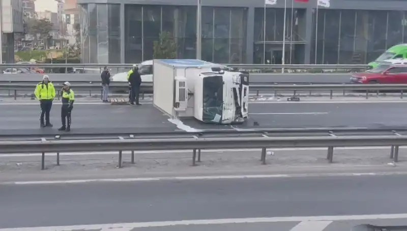 Basın Ekspress’te Kamyonet Devrildi: Trafik Kaosu ve Yaralılar!