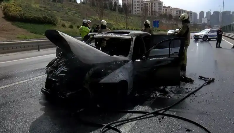 Alev Alev Yanan Otomobil, Küle Dönüşerek Paris Sokaklarını Korkuttu!