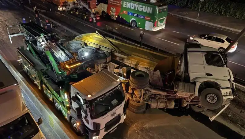 Moloz Yüklü Hafriyat Kamyonu Devrildi: Şoke Eden Kaza Ayakları Üzerine Ağıt Bıraktı