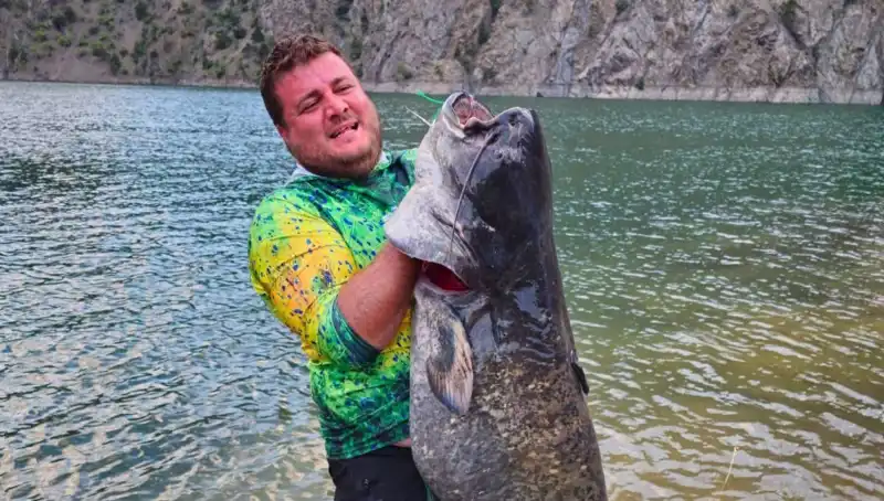 Amatör Balıkçılar Baraj Gölünde 100 Kilo Ağırlığında Dev Balık Yakaladı