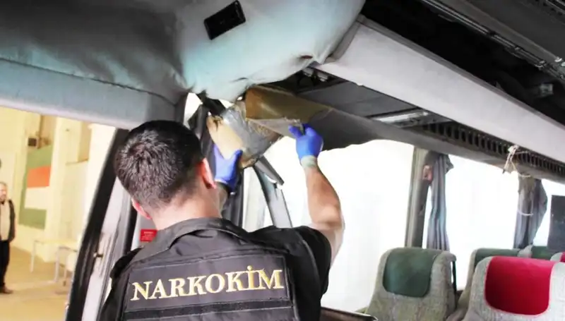 Sınırdaki Otobüste Şok: 77 Kilo Uyuşturucu Ele Geçirildi!