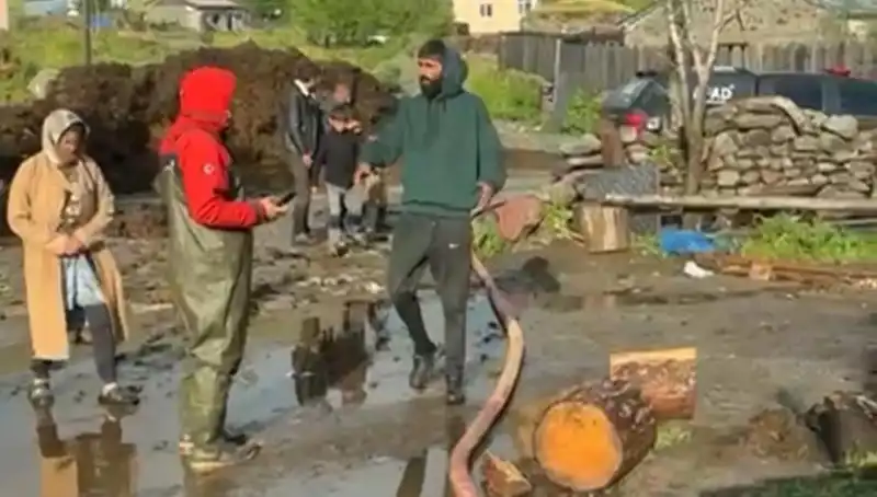 Ardahan'da Aniden Bastıran Sağanak Hayatı Felç Etti!