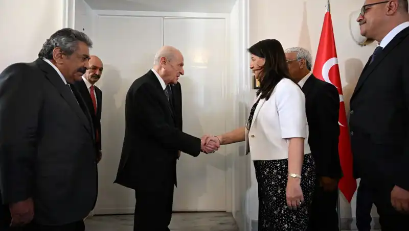Bahçeli'den DEM Parti Heyetine Samimi Karşılaması: Siyasi İttifakların Geleceği Tartışıldı
